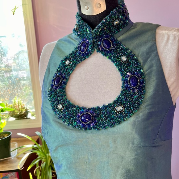 Vintage Iridescent light blue sleeveless keyhole qipao with back slit - Picture 11 of 11